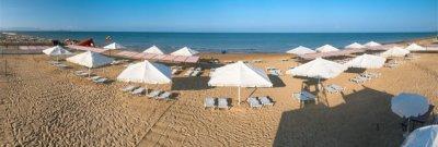 Наши зонты как белые птицы на теплом анапском пляже