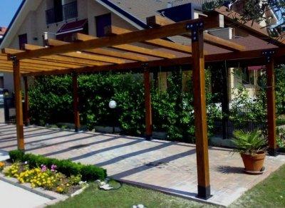 Отдельно стоящие деревянные навесы и перголы