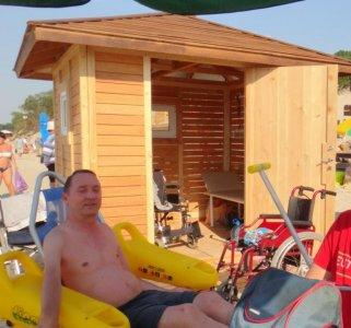 Пляж для инвалидов комплексно оборудованный на прием 10 инвалидов-колясочников