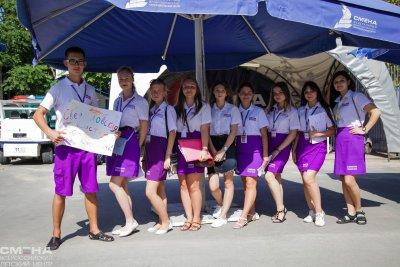 Большая кмпания под нашим уличным зонтом