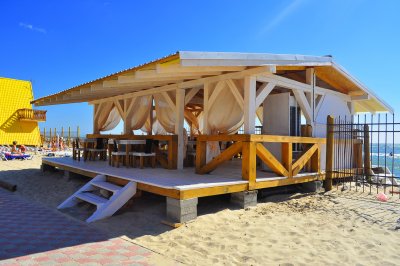 НЕСТАНДАРТНЫЕ ДЕРЕВЯННЫЕ ИЗДЕЛИЯ НА ПЛЯЖЕ