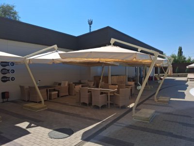 Зонт с боковой деревянной опорой. Малый Помор. Размер купола 3х3 м. 2025 г.