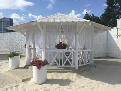 НЕСТАНДАРТНЫЕ ДЕРЕВЯННЫЕ ИЗДЕЛИЯ НА ПЛЯЖЕ