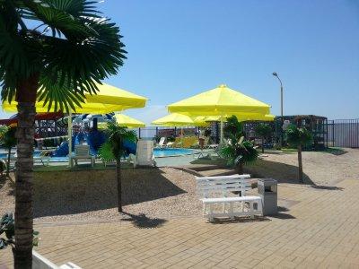 В Ейском аквапарке изготовленные нашим заводом зонты живут уже пятый год