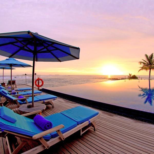 Деревянные шезлонги и лежаки