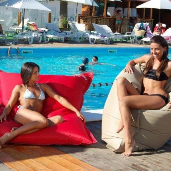 Бескаркасные шезлонги, пуфы и кресла для пляжа