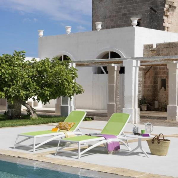 Пластиковые шезлонги и лежаки