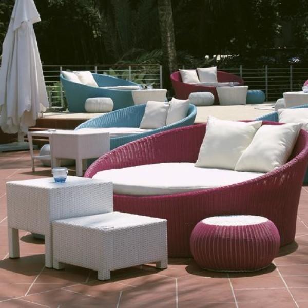 Лежаки и шезлонги плетеные